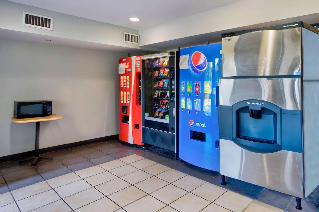 Motel 6 Virginia Beach Exterior photo