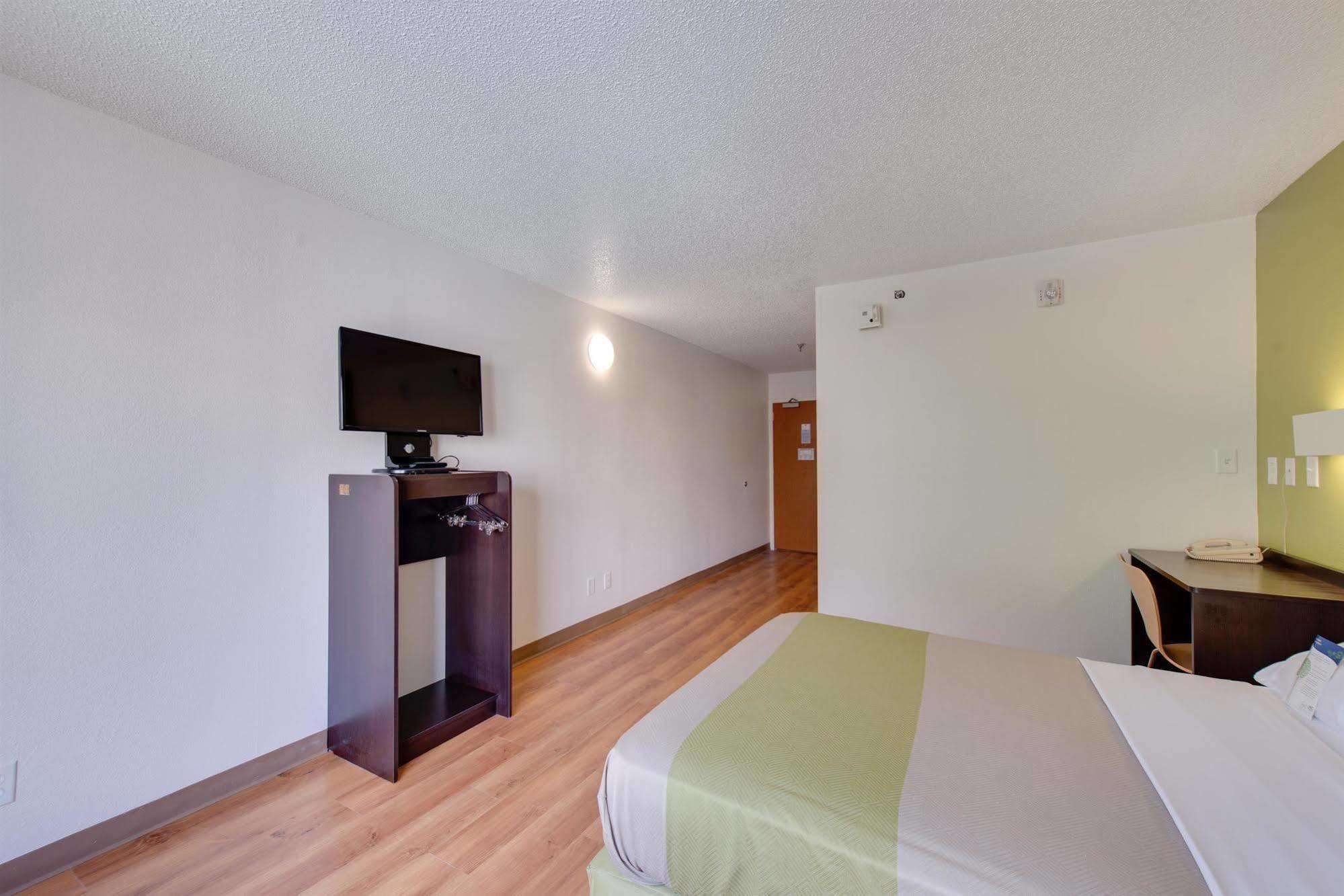 Motel 6 Virginia Beach Exterior photo